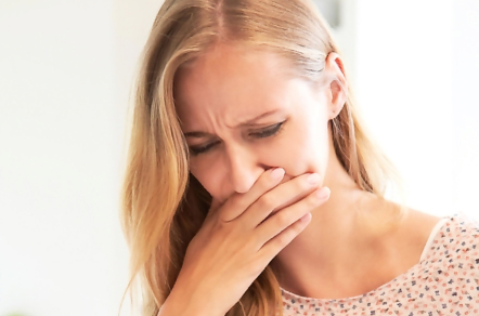 Девушку тошнит из-за запоя